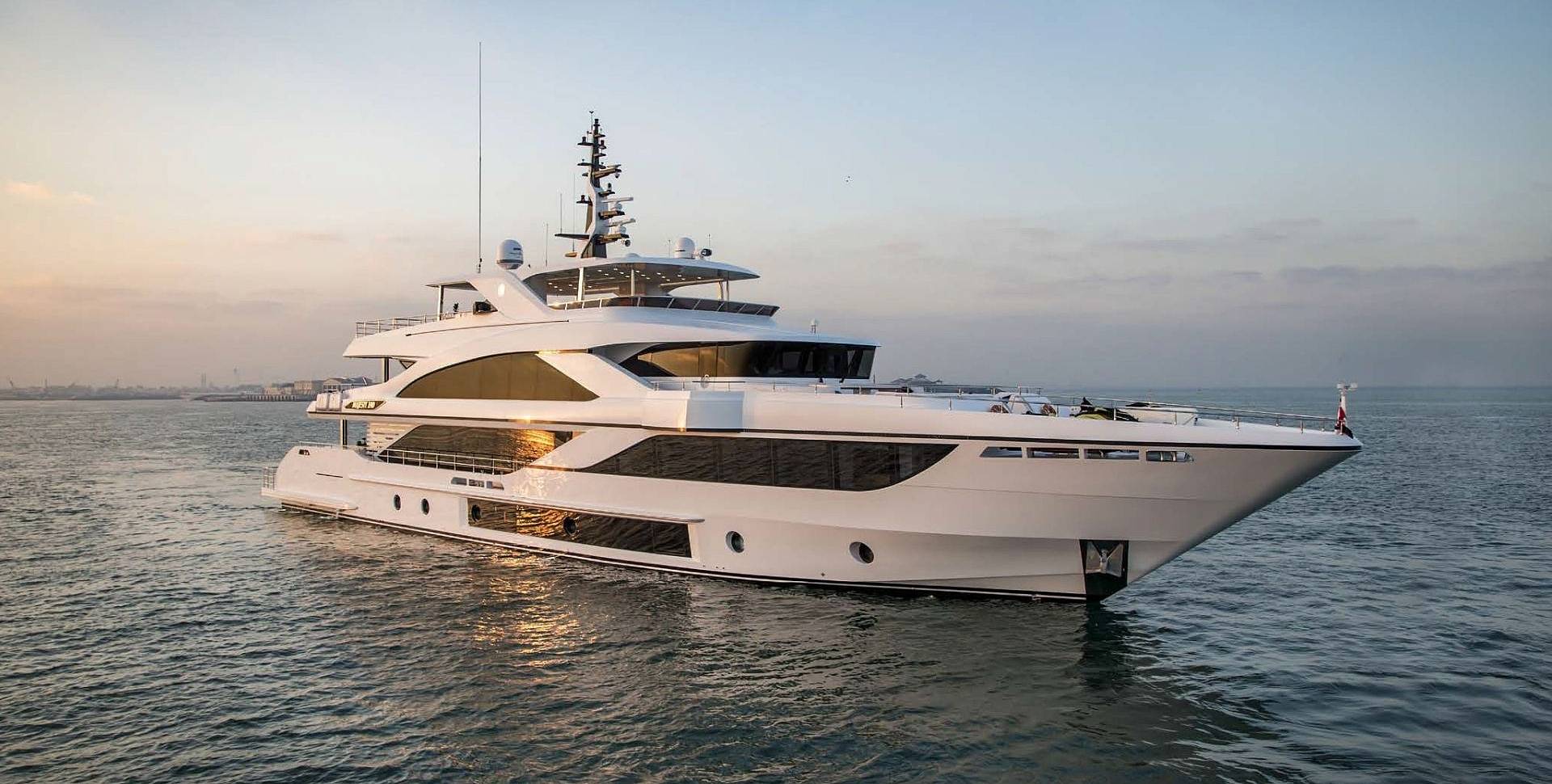 Majesty 140 yacht