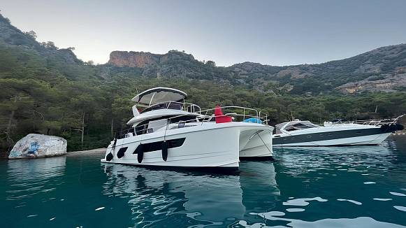 AQUILA 44 POWERCAT yacht