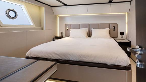 Majesty 62 yacht