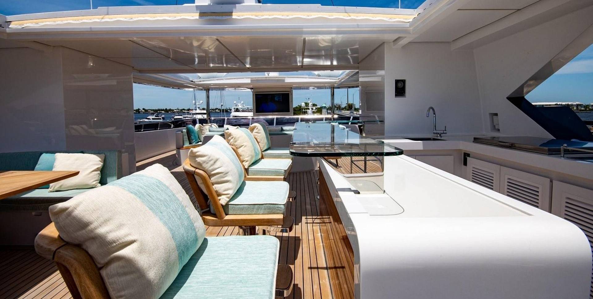 Majesty 140 yacht