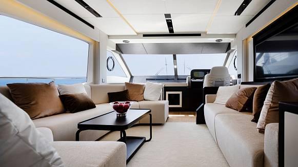Majesty 62 yacht