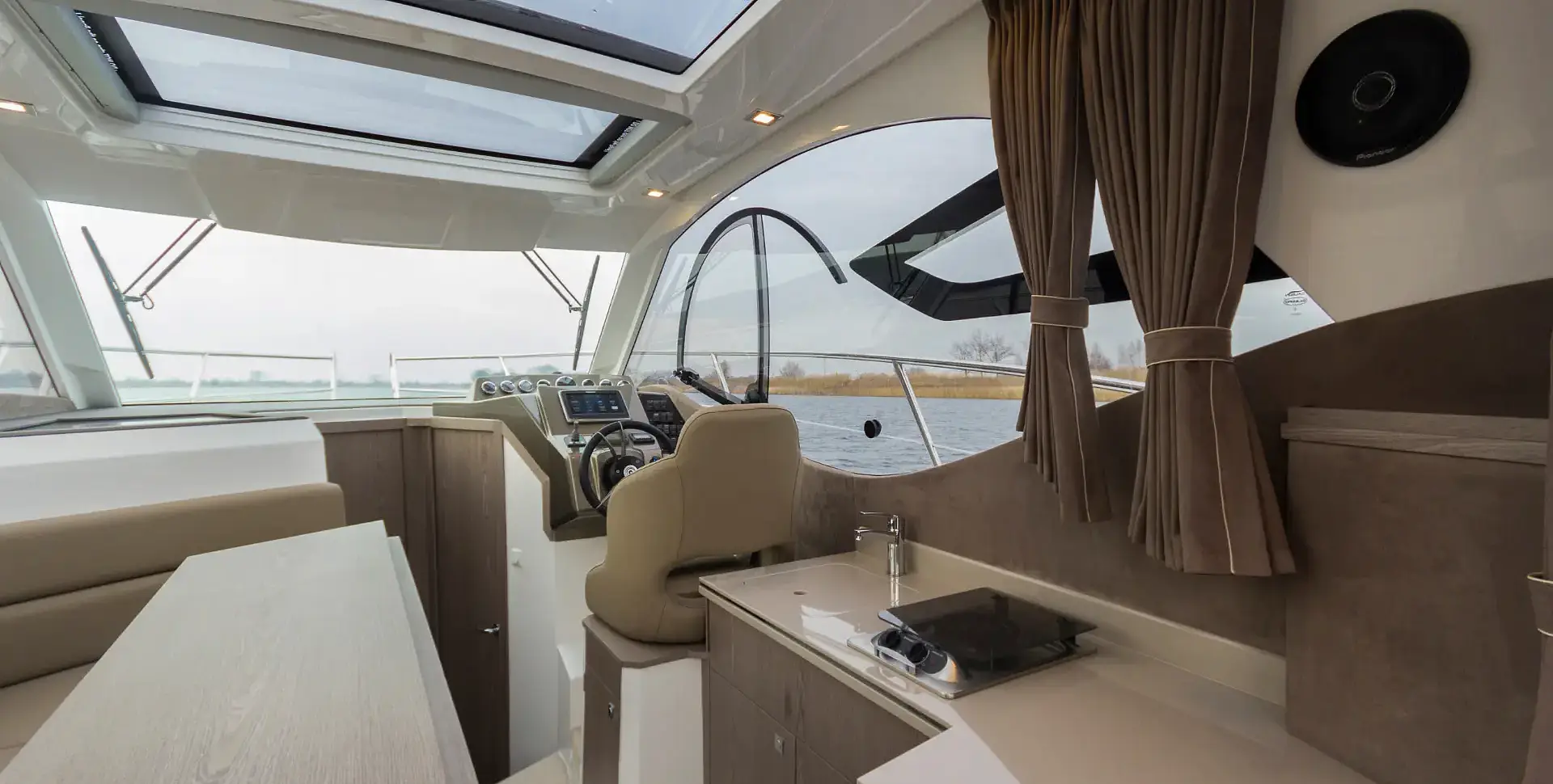 GALEON 310 HTC yacht